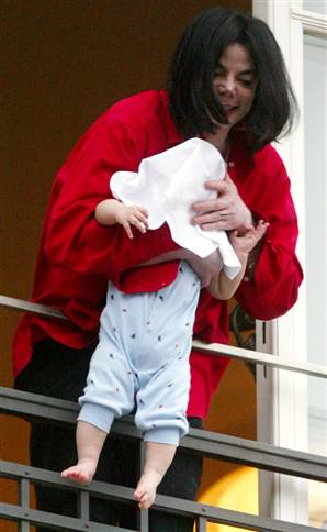 michael-jackson-dangling-baby-son.jpg